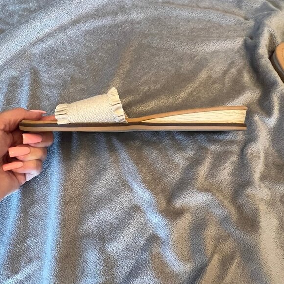 Women's Joie Eidel Ruffle Cream/Oatmeal Slide Sandals, Size 9.5 - Picture 4 of 7